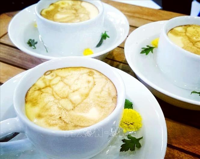 Ranked at the 32nd position of TasteAtlas is egg coffee, which is a combination of strong black coffee and beaten egg yolks with condensed milk, creating a delicious foam. Egg coffee will usually be served in a low cup and placed in a bowl of hot water to ensure the drink is always delicious. VNA Photo: Phạm Hậu