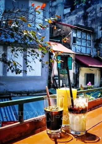 Vietnamese enjoy their coffee in a range of creative drinks: iced coffee, hot coffee, egg coffee and coffee with yogurt, among others. VNA Photo: Phạm Hậu