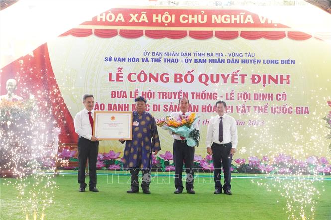 Trong ảnh: Ông Đặng Minh Thông, Phó Chủ tịch UBND tỉnh Bà Rịa-Vũng Tàu thừa ủy quyền của Bộ Văn hóa, Thể thao và Du lịch trao quyết định đưa Lễ hội truyền thống - Lễ hội Dinh Cô vào danh mục Di sản văn hóa phi vật thể quốc gia cho đại diện Ban quản lý Dinh Cô và lãnh đạo UBND huyện Long Điền. Ảnh: Hoàng Nhị - TTXVN