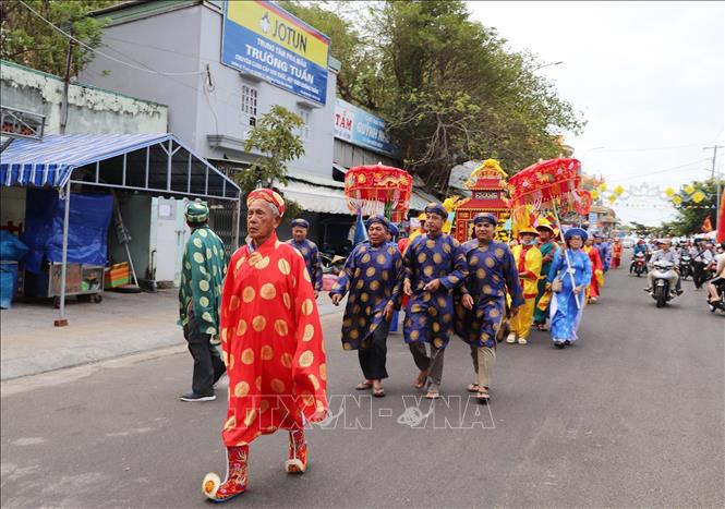 Trong ảnh: Lễ thỉnh long vị Bà Lớn, ông Nam Hải và Thần hoàng về Dinh tại Lễ hội Dinh Cô, thị trấn Long Hải, huyện Long Điền (Bà Rịa-Vũng Tàu). Ảnh: Hoàng Nhị - TTXVN