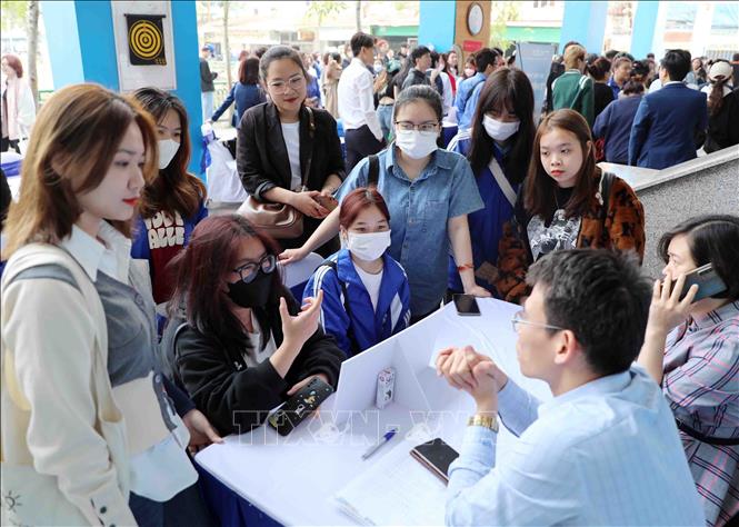 Sinh viên Trường ĐHSP Nghệ thuật TW tìm hiểu thông tin, nghe tư vấn tuyển dụng trong ngày hội việc làm năm học 2022 - 2023. Ảnh: Thanh Tùng - TTXVN 