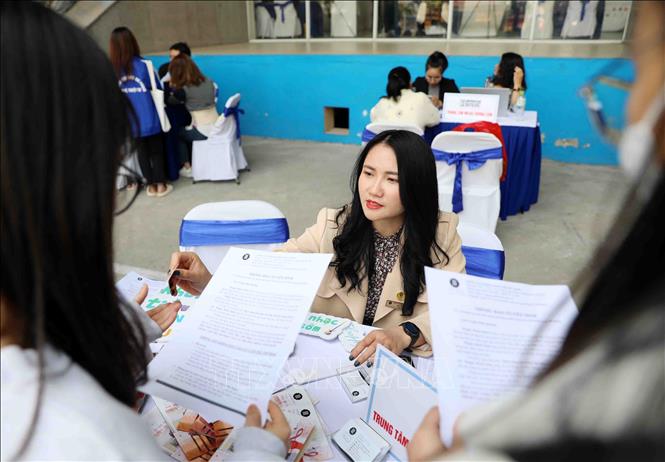 Sinh viên Trường ĐHSP Nghệ thuật TW tìm hiểu thông tin, nghe tư vấn tuyển dụng trong ngày hội việc làm năm học 2022 - 2023. Ảnh: Thanh Tùng - TTXVN 
