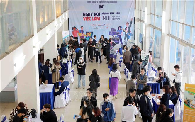Ngày hội việc làm thu hút đông đảo sự tham gia của các doanh nghiệp uy tín, tạo cơ hội tuyển dụng cũng như tìm kiếm việc làm phù hợp trong tương lai cho sinh viên. Ảnh: Thanh Tùng - TTXVN 