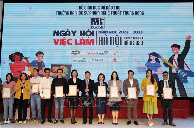 PGS.TS. Đào Đăng Phượng, Hiệu trưởng Trường ĐHSP Nghệ thuật TW trao giấy chứng nhận cho các tổ chức, doanh nghiệp đồng hành chương trình cùng nhà trường. Ảnh: Thanh Tùng - TTXVN 