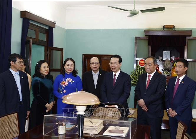 Chủ tịch nước Võ Văn Thưởng thăm nơi ở và làm việc của Chủ tịch Hồ Chí Minh. Ảnh: Thống Nhất - TTXVN
