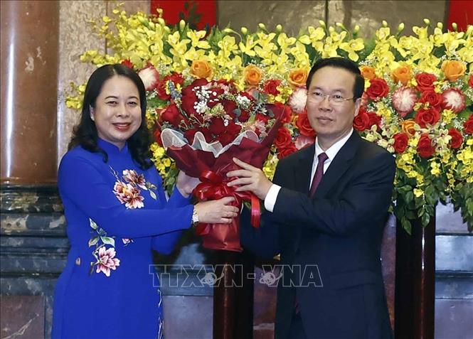 Phó Chủ tịch nước Võ Thị Ánh Xuân tặng hoa Chủ tịch nước  Võ Văn Thưởng. Ảnh: Thống Nhất - TTXVN
