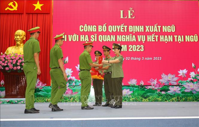 Đại tá Võ Thị Hoài Ngọc, Phó Giám đốc Công an tỉnh Đồng Tháp trao quyết định xuất ngũ đối với hạ sĩ quan nghĩa vụ hết hạn phục vụ tại ngũ. Ảnh: TTXVN phát