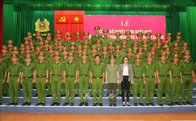 Lễ công bố quyết định xuất ngũ đối với hạ sĩ quan nghĩa vụ hết hạn phục vụ tại ngũ năm 2023. Ảnh: TTXVN phát