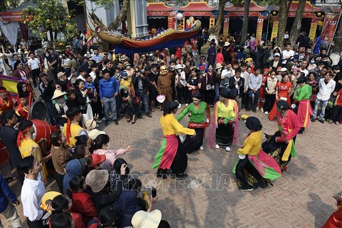 Biểu diễn múa đánh bồng tại đền Đa Hòa, xã Bình Minh (Khoái Châu, Hưng Yên). Ảnh: Mai Ngoan - TTXVN