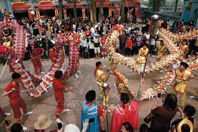 Biểu diễn múa rồng tại đền Đa Hòa, xã Bình Minh (Khoái Châu, Hưng Yên). Ảnh: Mai Ngoan - TTXVN
