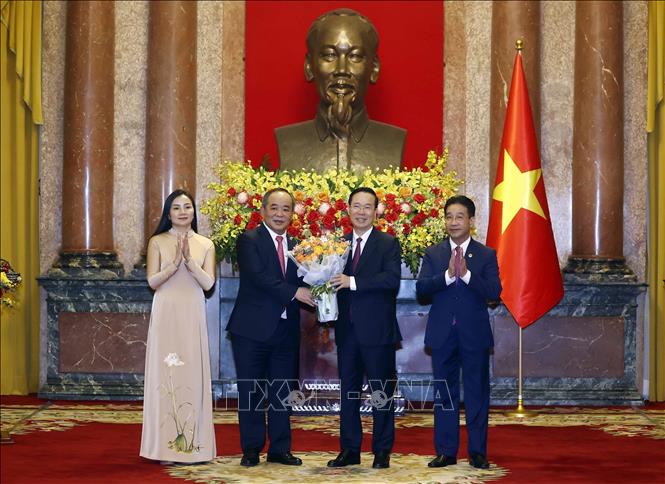 President Vo Van Thuong meets officers and staff of the President’s Office. VNA Photo: Thống Nhất