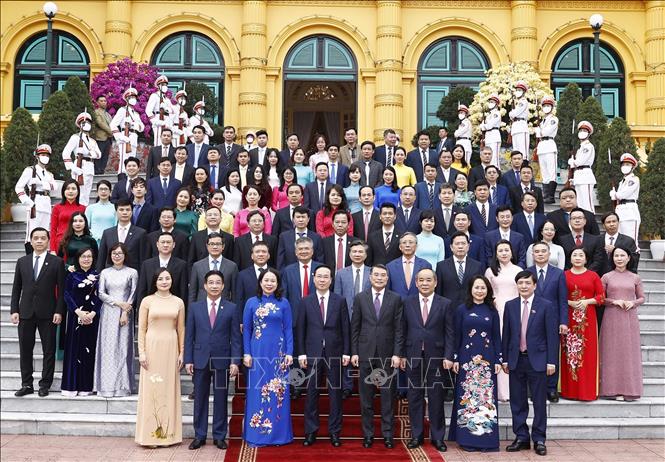 President Vo Van Thuong poses for a group photo with officers and staff of the President’s Office. VNA Photo: Thống Nhất