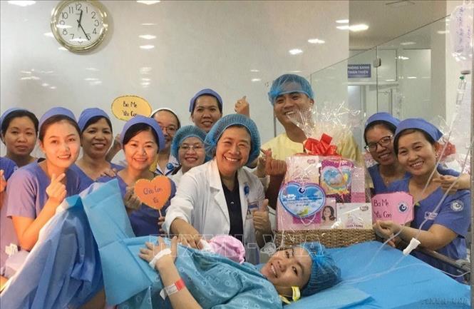Trong giáo dục, đào tạo và y tế, cán bộ nữ chiếm tỷ lệ lớn, nhiều người có trình độ cao. Trong ảnh: Ban giám đốc, ê-kíp trực đêm tại Bệnh viện Từ Dũ tặng quà cho sản phụ sinh con đầu tiên trong năm 2020. Ảnh: Đinh Hằng - TTXVN