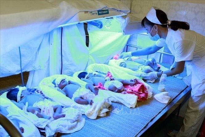 Trong giáo dục, đào tạo và y tế, cán bộ nữ chiếm tỷ lệ lớn, nhiều người có trình độ cao. Trong ảnh: Chăm sóc trẻ sơ sinh theo mô hình 