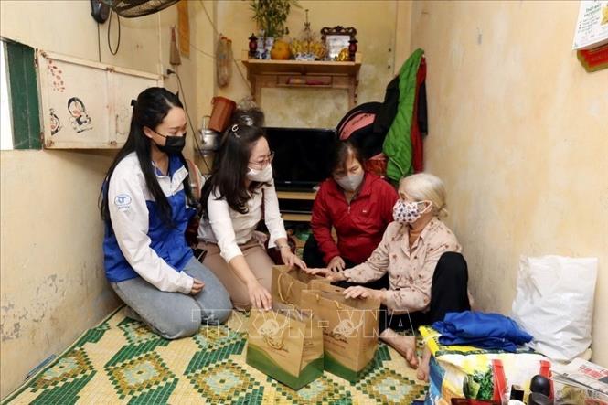 Phụ nữ tích cực tham gia công tác xã hội, góp phần trợ giúp các đối tượng yếu thế ở các cơ sở và cộng đồng. Trong ảnh: Chủ tịch Hội Liên hiệp Phụ nữ phường Tràng Tiền Võ Quỳnh Anh (áo trắng) và thành viên Hội tặng quà gia đình bà Trần Thị Bích, hộ cận nghèo của phường gặp khó khăn do đại dịch COVID-19 (2020). Ảnh: Anh Tuấn – TTXVN