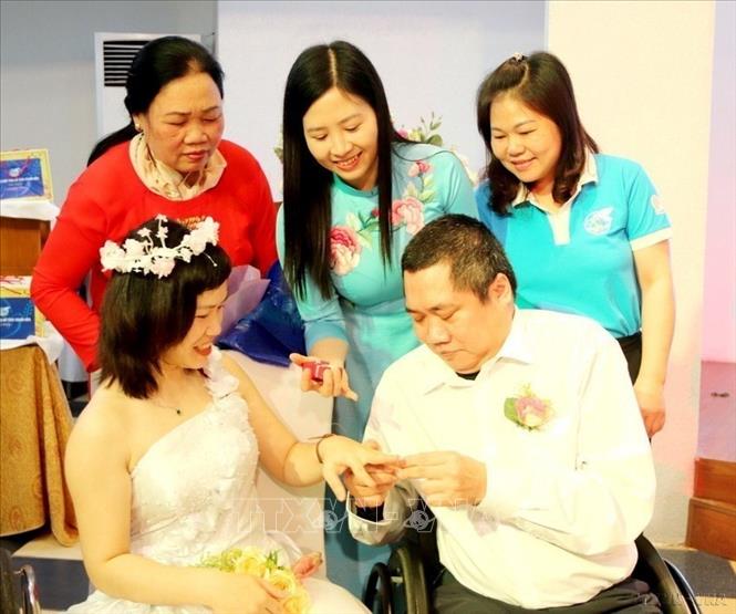 Hội Liên hiệp Phụ nữ tỉnh Thanh Hoá phối hợp với Hội Bảo trợ Người khuyết tật và Trẻ mồ côi tỉnh tổ chức lễ cưới tập thể cho 10 cặp đôi khuyết tật theo lễ nghi truyền thống trước sự chứng kiến của người thân, bạn bè. Ảnh: Khiếu Tư - TTXVN