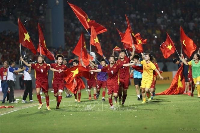 Trong xã hội hiện đại, phụ nữ Việt Nam không còn bị trói buộc với công việc nội trợ, mà đã biết nâng giá trị, dần khẳng định bản thân trong mọi lĩnh vực. Trong ảnh: Đội tuyển bóng đá nữ Việt Nam (áo đỏ) đánh bại đội tuyển Thái Lan với tỷ số 1-0, bảo vệ thành công huy chương Vàng SEA Games. Ảnh: TTXVN