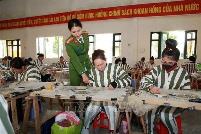 Nữ cảnh sát làm công tác quản giáo ở Trại giam Quyết Tiến (Cục C10, Bộ Công an) là những người xây cầu nhân ái bởi từ những nhịp cầu ấy, hàng nghìn phạm nhân gột rửa lỗi lầm, trở thành người có ích, hoàn lương… Ảnh: Doãn Tấn – TTXVN