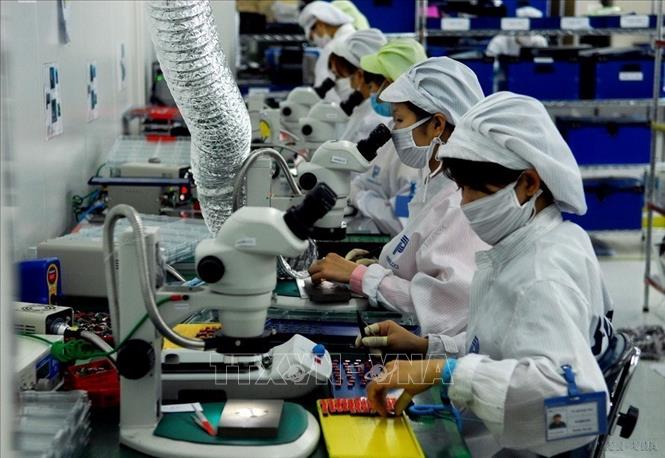 Phụ nữ Việt Nam chiếm 51% lực lượng lao động và đóng vai trò chính trong công việc gia đình và nuôi dạy con cái. Trong ảnh: Nữ công nhân công ty Power Logics (Vĩnh Phúc), vốn đầu tư của Hàn Quốc đang tăng cường sản xuất để đảm bảo tiến độ kế hoạch 2020. Ảnh: Danh Lam-TTXVN