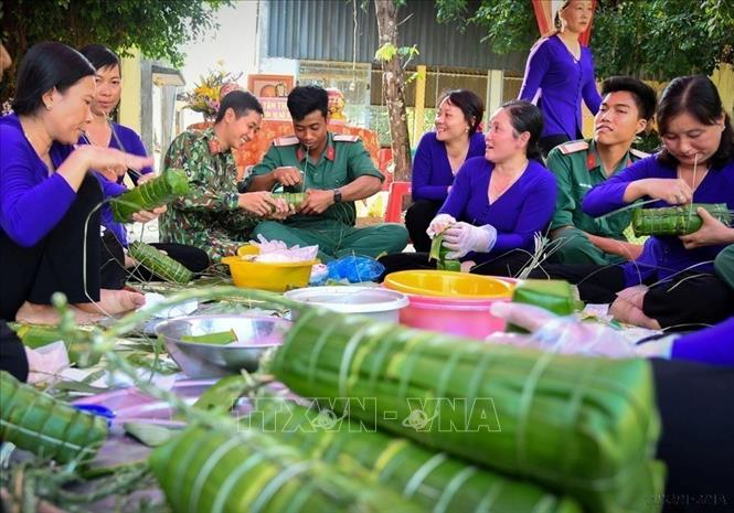 Hội Liên hiệp Phụ nữ tỉnh Kiên Giang phối hợp Liên đoàn Lao động tỉnh, Bộ Chỉ huy Quân sự tỉnh tổ chức hội thi gói, nấu bánh tét. Ảnh: TTXVN