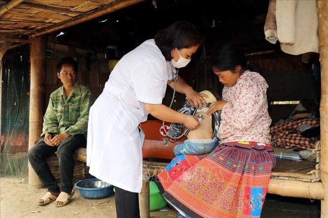Hơn 20 năm qua, không quản ngại khó khăn, bác sĩ Nguyễn Thị Lan đã rời quê hương, xa gia đình lên xã vùng cao Hồng Ngài, huyện Bắc Yên, tỉnh Sơn La để phục vụ, chăm sóc và trở thành chỗ dựa tin cậy của người dân nơi đây. Ảnh: Hữu Quyết - TTXVN