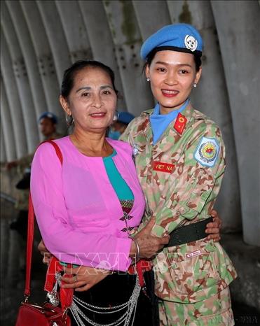 Phụ nữ tham gia vào nhiều ngành nghề, lĩnh vực, kể cả những công việc nặng nhọc, vất vả thường chỉ dành cho phái mạnh và ngày càng khẳng định vị trí, vai trò của mình. Trong ảnh: Người mẹ dân tộc Mường (Hòa Bình) tiễn con gái lên đường thực hiện nhiệm vụ gìn giữ hòa bình Liên hợp quốc. Ảnh: Trọng Đức - TTXVN