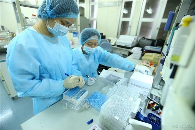 Trong ảnh: Tập thể các nhà khoa học nữ Phòng thí nghiệm Cúm, Khoa Virus, Viện Vệ sinh dịch tễ Trung ương đã được lựa  chọn để trao Giải thưởng Kovalevskaia năm  2019 với lĩnh vực nghiên cứu chính là dịch bệnh cúm mùa. Thành quả mới đây của nhóm các nhà nghiên cứu này là phân lập thành công virus corona chủng mới (SARS-CoV-2), đưa Việt Nam là 1 trong 4 quốc gia đầu tiên phân lập thành công virus này. Ảnh: Minh Quyết - TTXVN