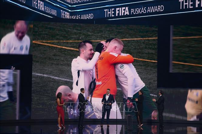 Cầu thủ  Marcin Oleksy (giữa) phát biểu sau khi nhận Giải thường Puskas cho bàn thắng đẹp nhất tại The Best FIFA 2022 ở Paris, Pháp, ngày 27/2/2023. Ảnh: AFP/TTXVN