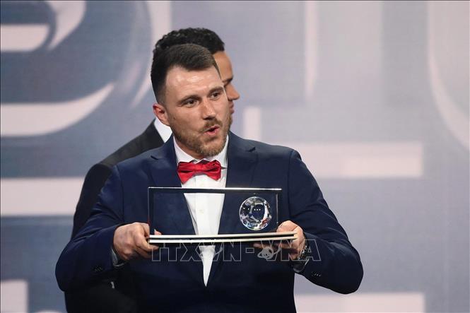 Cầu thủ  Marcin Oleksy nhận Giải thường Puskas cho bàn thắng đẹp nhất tại The Best FIFA 2022 ở Paris, Pháp, ngày 27/2/2023. Ảnh: AFP/TTXVN