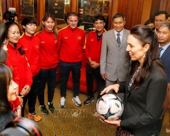Thủ tướng New Zealand Jacinda Ardern giao lưu với đội tuyển Bóng đá nữ Việt Nam, tại Hà Nội. Ảnh: Tuấn Đức - TTXVN