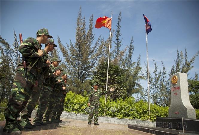 Cán bộ, chiến sĩ Đồn Biên phòng cửa khẩu quốc tế Hà Tiên (Kiên Giang) tuần tra tại khu vực cột mốc 314 - cột mốc có số thứ tự cuối cùng trên tuyến biên giới đất liền Việt Nam - Campuchia, tại ấp Xà Xía, xã Mỹ Đức, thị xã Hà Tiên. Ảnh: Nguyễn Vũ Thành Đạt - TTXVN