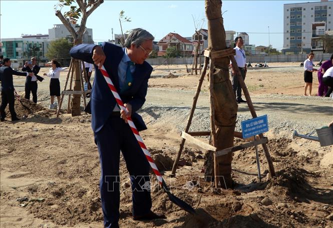 Trong ảnh: Các đại biểu cùng trồng cây xanh tại tại Khu đô thị Biển Bình Sơn – Ninh Chữ. Ảnh: Công Thử - TTXVN