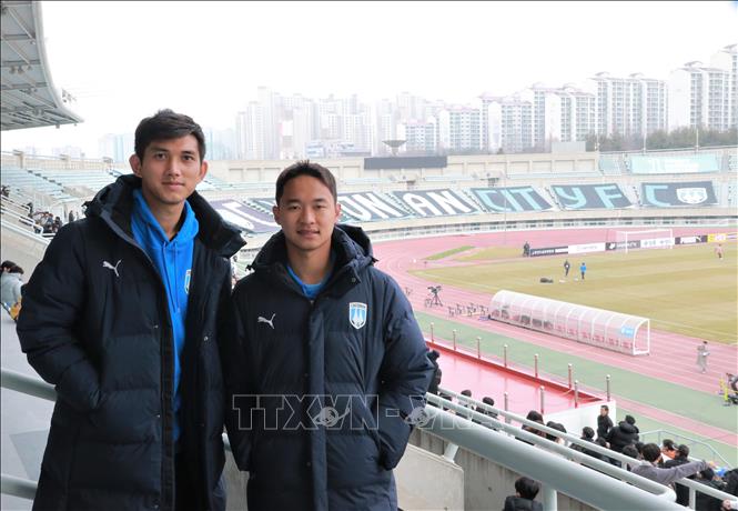 Vu Minh Hieu and Nguyen Canh Anh play for Cheonan City FC. VNA Photo: Khánh Vân 