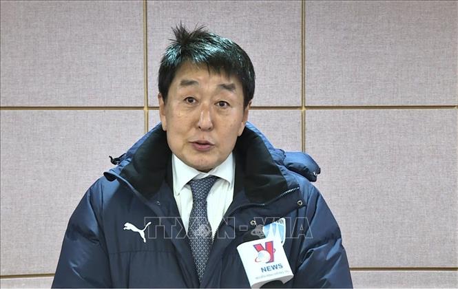 Ahn Byung-mo, Chairman of Cheonan City FC, which has recruited Hieu and Anh, two young Vietnamese players from Hoang Anh Gia Lai. VNA Photo: Khánh Vân 