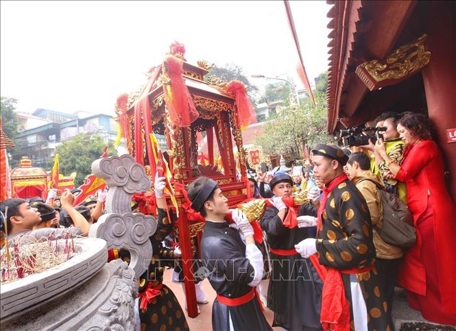 Đoàn rước kiệu vào đình làng Quan Nhân. Ảnh: Tuấn Đức - TTXVN