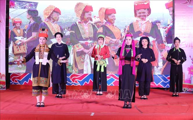 Trình diễn trang phục các dân tộc Xứ Lạng. Ảnh: Anh Tuấn – TTXVN