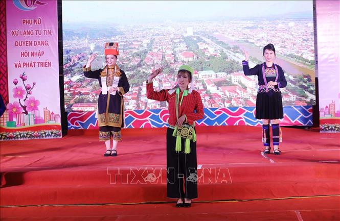 Trình diễn trang phục các dân tộc Xứ Lạng. Ảnh: Anh Tuấn – TTXVN