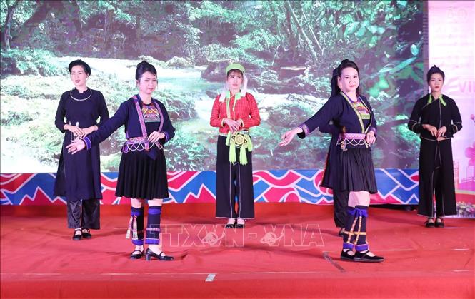 Trình diễn trang phục các dân tộc Xứ Lạng. Ảnh: Anh Tuấn – TTXVN