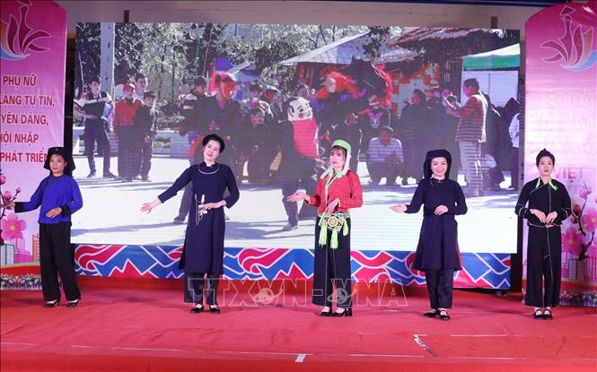 Trình diễn trang phục các dân tộc Xứ Lạng. Ảnh: Anh Tuấn – TTXVN