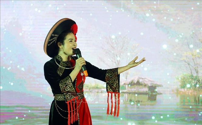 Trình diễn trang phục các dân tộc Xứ Lạng. Ảnh: Anh Tuấn – TTXVN