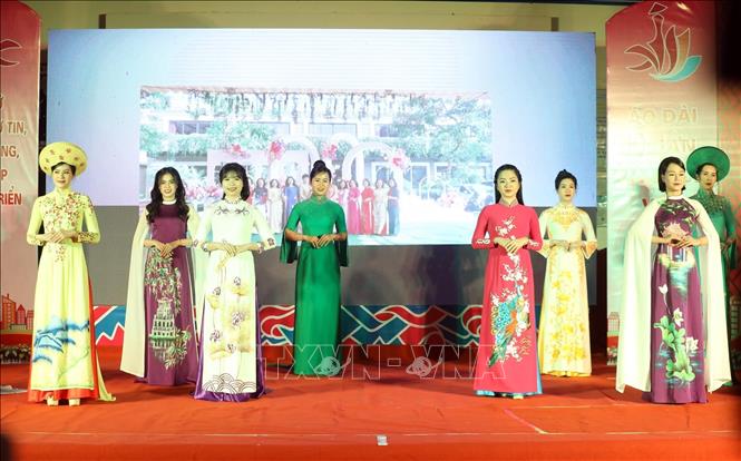 Trình diễn trang phục áo dài. Ảnh: Anh Tuấn – TTXVN