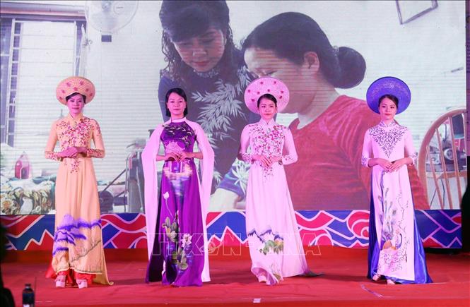 Trình diễn trang phục áo dài. Ảnh: Anh Tuấn – TTXVN