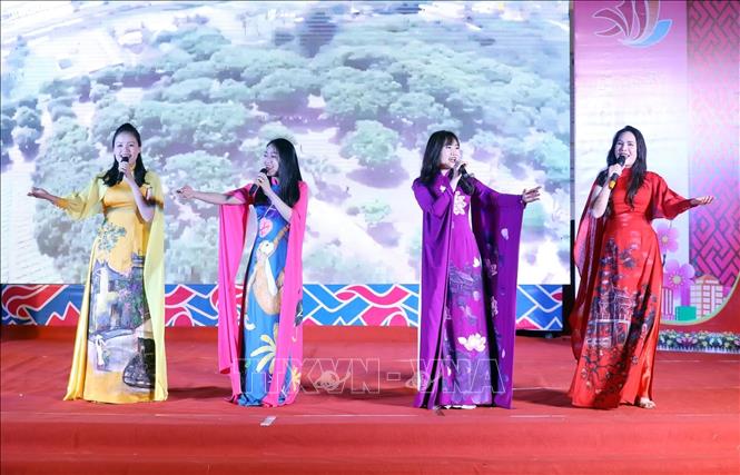 Trình diễn trang phục áo dài. Ảnh: Anh Tuấn – TTXVN