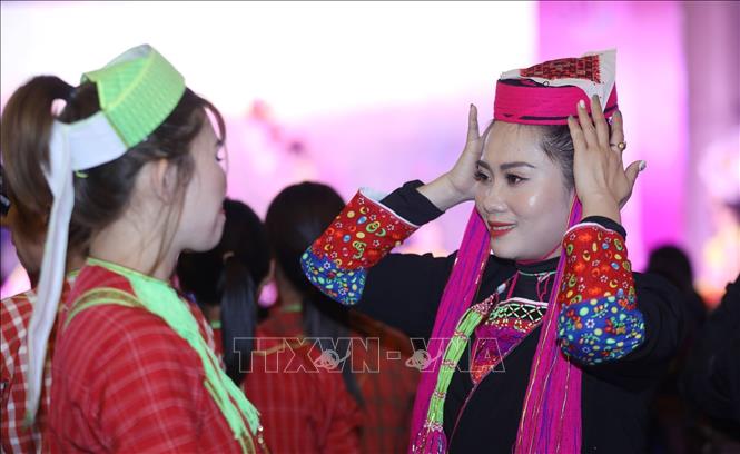 Chuẩn bị trang phục dân tộc trước khi trình diễn. Ảnh: Anh Tuấn – TTXVN