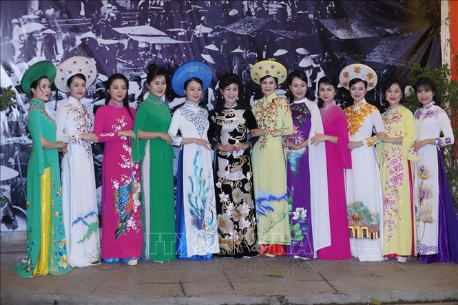 Phụ nữ thành phố Lạng Sơn hưởng ứng mặc áo dài tại tối Trình diễn trang phục áo dài, trang phục các dân tộc Xứ Lạng. Ảnh: Anh Tuấn – TTXVN