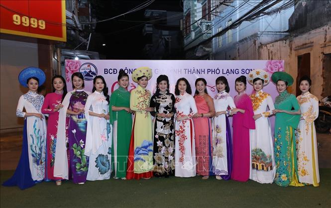 Phụ nữ thành phố Lạng Sơn hưởng ứng mặc áo dài tại tối Trình diễn trang phục áo dài, trang phục các dân tộc Xứ Lạng. Ảnh: Anh Tuấn – TTXVN