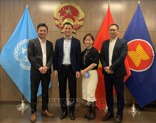 Đại sứ Đặng Hoàng Giang (thứ hai, từ trái sang) tiếp ban lãnh đạo Công ty Cổ phần Công nghệ VMO Holdings. Ảnh: Thanh Tuấn - PV TTXVN tại Mỹ