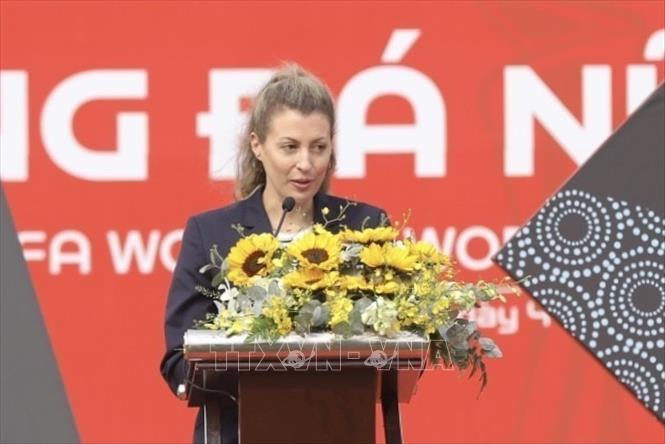 Bà Sarah Gandoin, Trưởng dự án Chương trình rước Cúp của FIFA phát biểu. Ảnh: Minh Quyết - TTXVN
