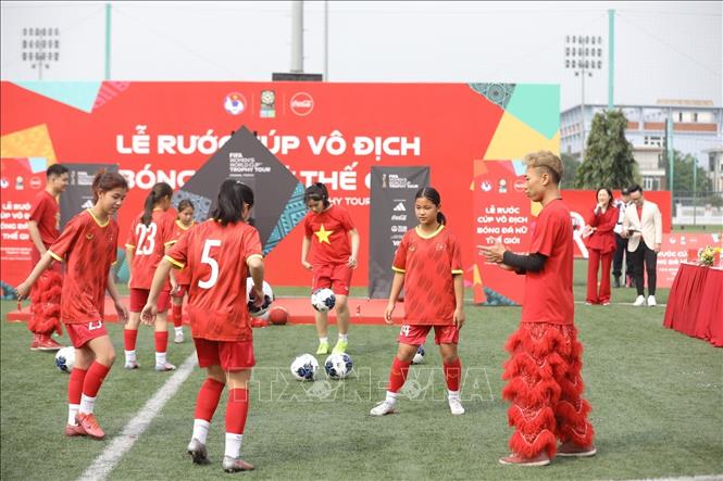 Các cầu thủ U14, U16 giao lưu tại lễ rước Cúp. Ảnh: Minh Quyết - TTXVN