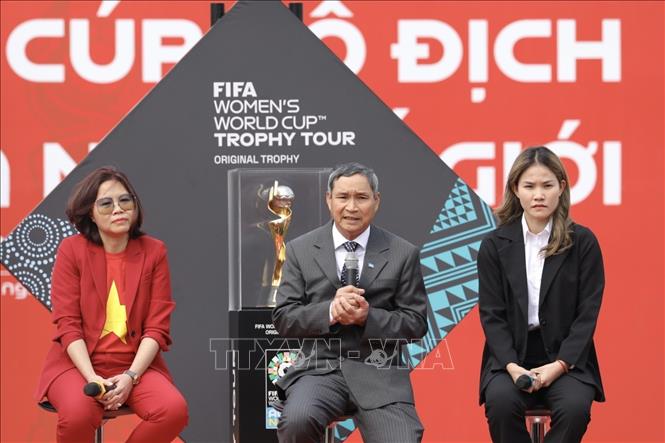 Huấn luyện viên trưởng Mai Đức Chung và đại diện cựu cầu thủ, cầu thủ đội tuyển nữ Việt Nam giao lưu tại lễ rước Cúp. Ảnh: Minh Quyết - TTXVN